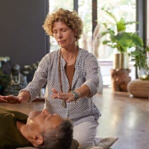 thérapeutes énergétiques, sophrologue, constellateurs familiaux, hypnothérapeute, astrothérapeute